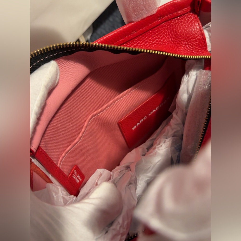 SOLD‼️ Marc Jacobs The Tote Bag 🚨🔴...$395 Retail - Picture 9 of 11